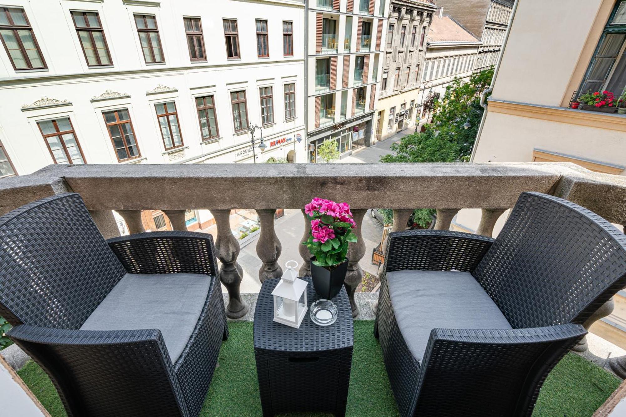 Kiraly 35 Luxury Apartment With Free Parking Boedapest Buitenkant foto